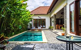Villa Cris - Heart Of Legian 3 Bedrooms, 3 Bathrooms